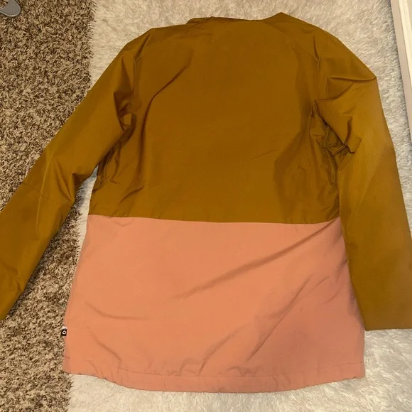 Women’s ski kit complete w/ gently used jacket, pants, leggings, gloves & bag! - Picture 16 of 17